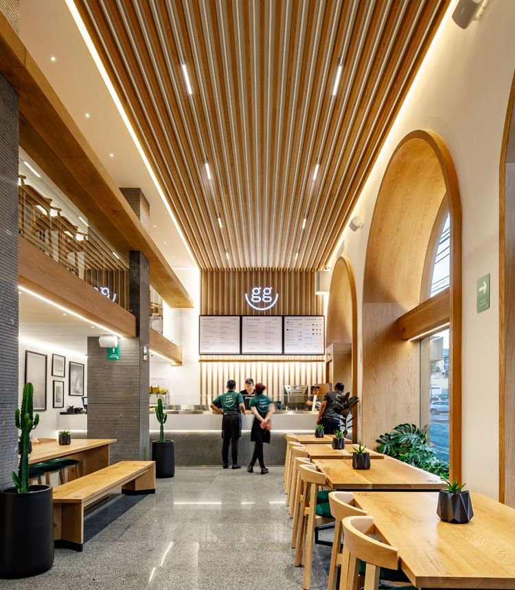 Interior con arcos de madera